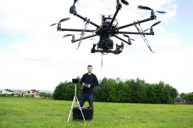 erkek teknisyen uçan İHA octocopter