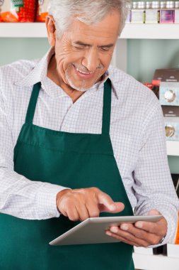 Markette dijital tablet kullanarak sahibi