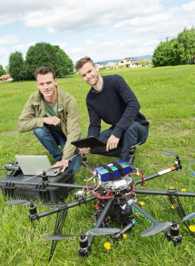 dizüstü bilgisayar ve dijital tablet uav tarafından teknisyenleri