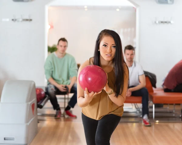 Mujer con bola de bolos en el club — Foto de Stock