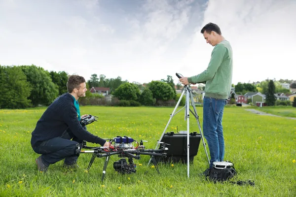 Ingenieros trabajando en helicóptero UAV en Park — Foto de Stock