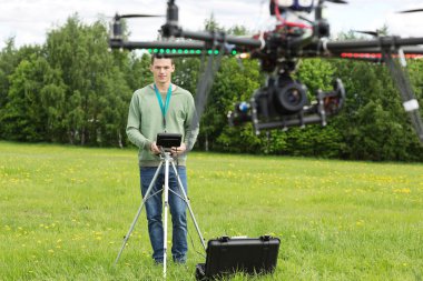 teknisyen uçan İHA helikopter