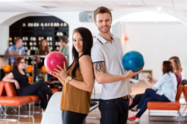 arkadaşları ile birlikte bowling topları Club ayakta