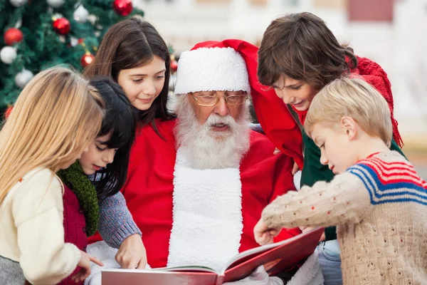 Çocuk ve Noel Baba kitap okumak — Stok fotoğraf
