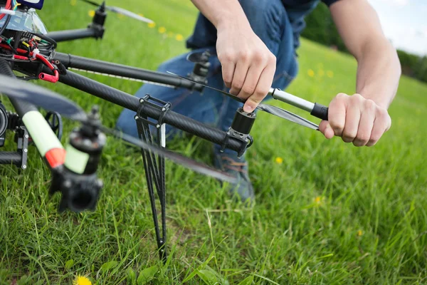 Technicien serrage hélice de drone UAV — Photo