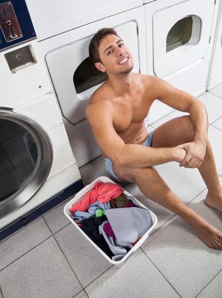 Homme avec panier à linge attendant de laver les vêtements — Photo