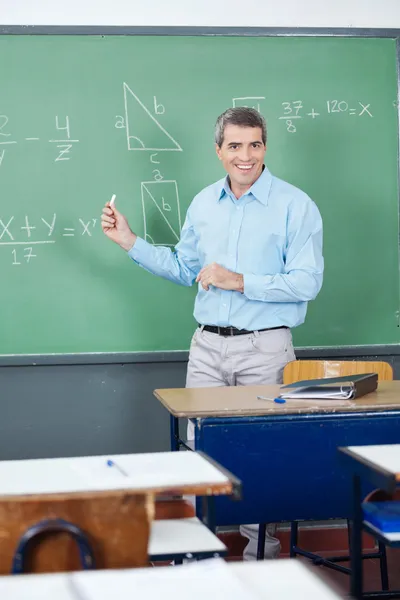 Professora do sexo masculino Ensino de Matemática a bordo — Fotografia de Stock