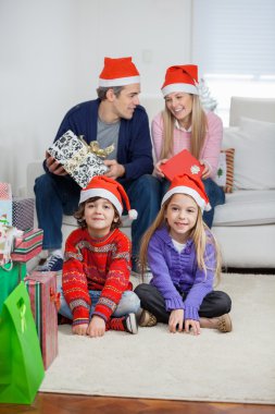 Noel sırasında evde ebeveynler çocuklarla