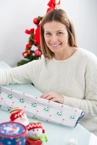 Vrouw met decoratieve wrapper thuis — Stockfoto
