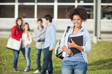 kız öğrenci kitapları college kampüsünde holding