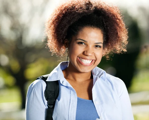 Femme avec amie au campus universitaire — Photo