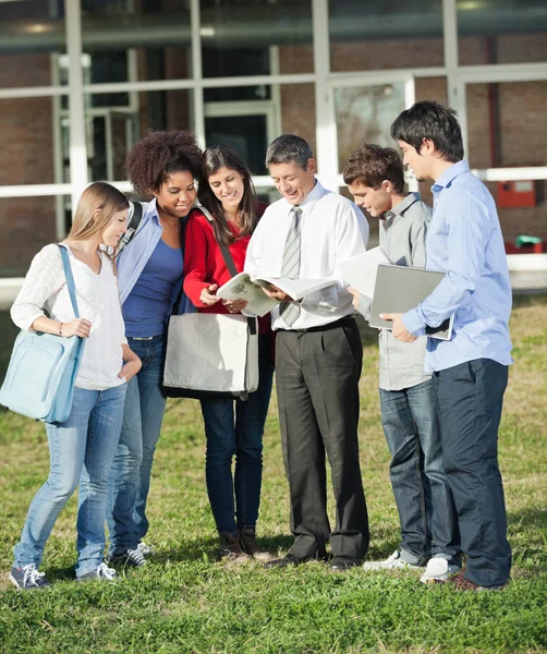 Professor Teaching Lesson To Students On College Campus — Stock Photo, Image