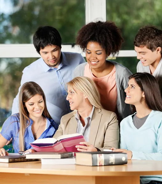 Lehrerin erklärt Schülern im Klassenzimmer — Stockfoto