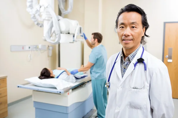 Radiologista com enfermeira preparando paciente para raio-X — Fotografia de Stock