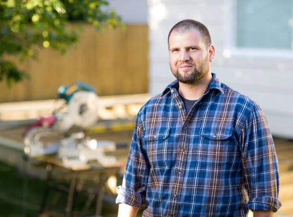 Ouvrier confiant debout sur le chantier — Photo