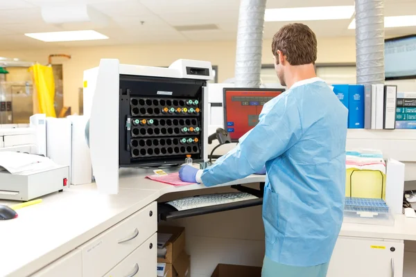 Hämatologie-Analyse im Krankenhaus-Labor — Stockfoto