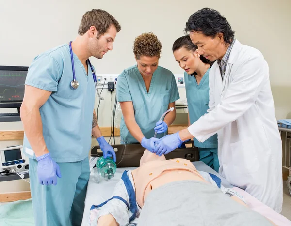 Arzt weist Krankenschwestern in Krankenhauszimmer ein — Stockfoto