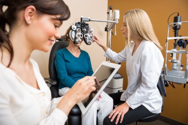 Optometristler kadın kıdemli Store muayene