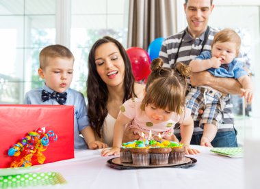 Doğum günü pastası mumlar dışarı üfleme kız