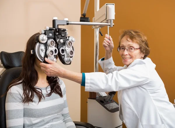 Joven mujer teniendo ojo examen — Foto de Stock