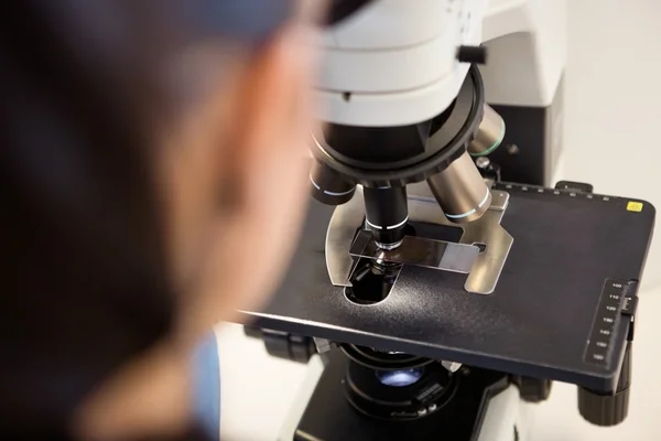 Científico usando microscopio en laboratorio — Foto de Stock