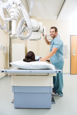 Hemşire hasta için ayarlama xray makine