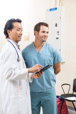 Sağlık ekibi ile dijital tablet