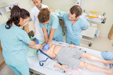 CPR gerçekleştiren kukla hastaya hemşireler