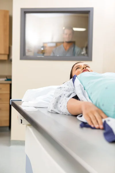 Patient bekommt Röntgenbild im Untersuchungsraum — Stockfoto