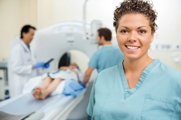 Enfermeira com colega e médico preparando o paciente para a varredura do CT — Fotografia de Stock