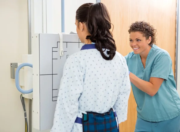 Paciente femenina obteniendo radiografía de tórax — Foto de Stock