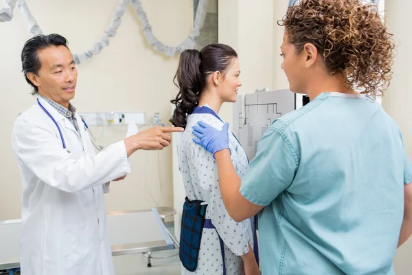 Medical Team Preparing Patient For Chest Xray — Stock Photo, Image