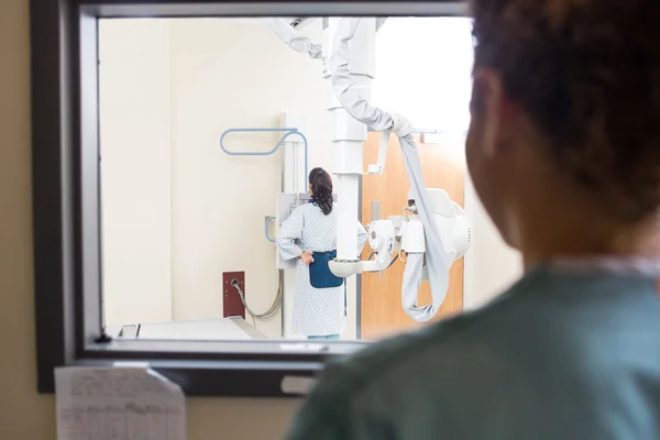 Patient bekommt Brust geröntgt — Stockfoto