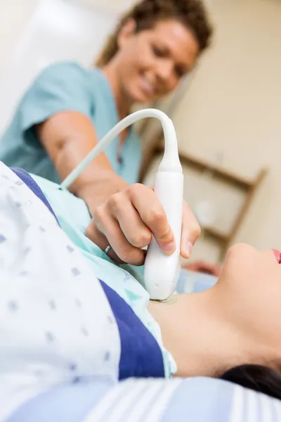 Pacient podstupuje ultrazvuk štítné žlázy — Stock fotografie