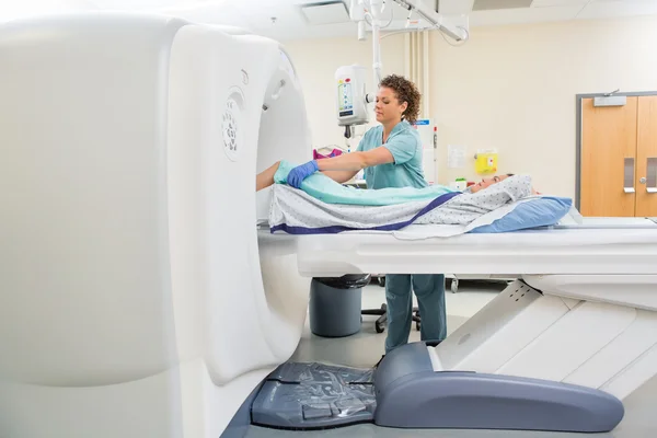 Krankenschwester bereitet Patientin auf CT-Test vor — Stockfoto