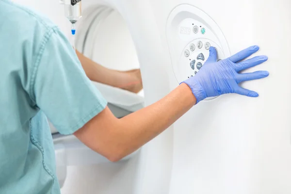 Nurse Operating CT Scan Machine — Stock Photo, Image