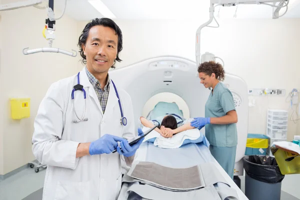 Medical Team Preparing For CT Scan — Stock Photo, Image