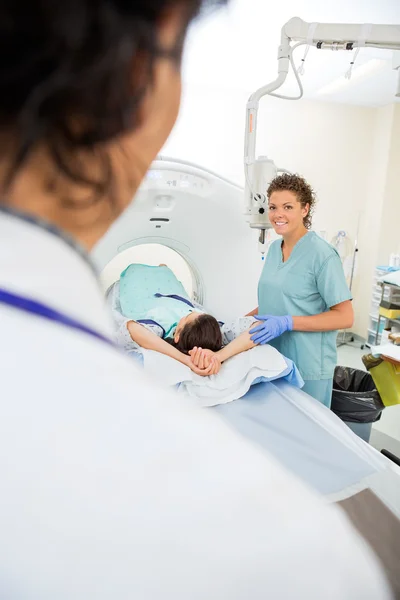 Krankenschwester bereitet Patientin auf Ct-Scan vor — Stockfoto