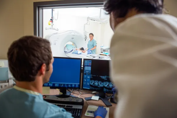 Squadra medica nel laboratorio di scansione CT — Foto Stock