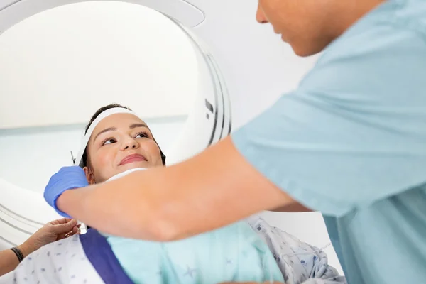 Paciente olhando para a alça de ajuste da enfermeira antes da varredura do CT — Fotografia de Stock