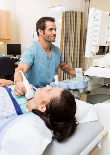 Patient Undergoing Thyroid Gland Test — Stock Photo, Image