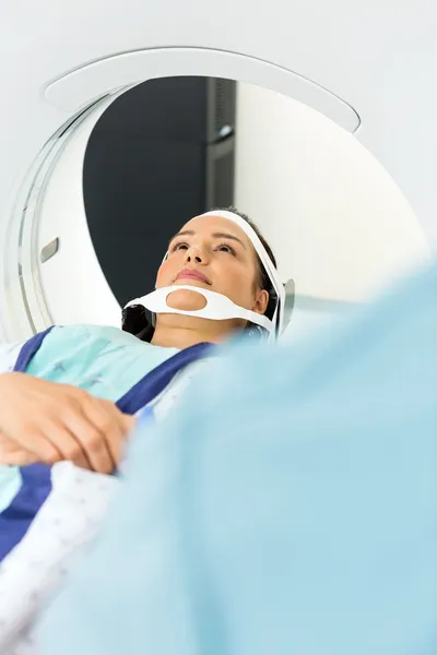 Patient soumis à une tomodensitométrie en salle d'examen — Photo