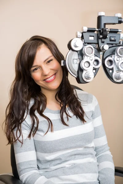 Šťastná žena s oční vyšetření — Stockfoto