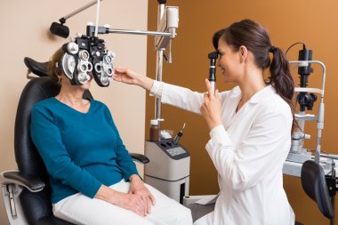optometrist kıdemli kadının gözleri incelenmesi