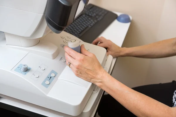 Optometrista usando câmera de retina digital — Fotografia de Stock