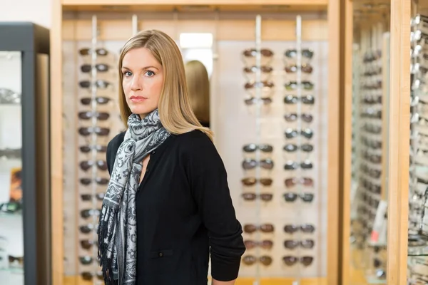 Donna in piedi nel negozio di occhiali — Foto Stock