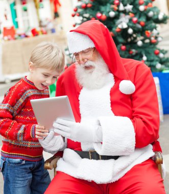 çocuk ve Noel Baba dijital tablet kullanma