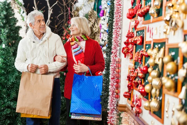 Starszy para w sklepie Boże Narodzenie — Zdjęcie stockowe