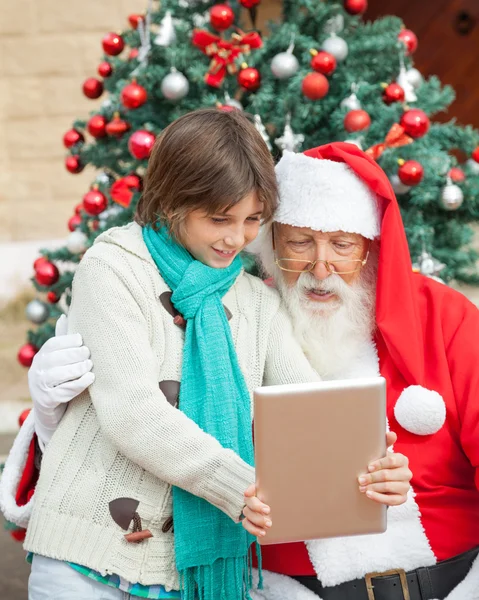 Jongen weergegeven: digitale Tablet PC aan de Kerstman — Stockfoto