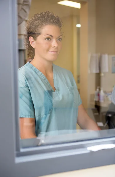 Sjuksköterska i sjukhuset kontrollrum. — Stockfoto